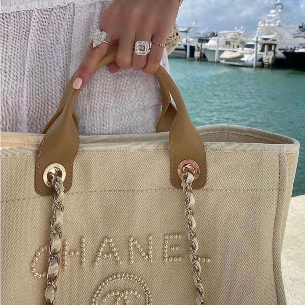 Live listing for handbags